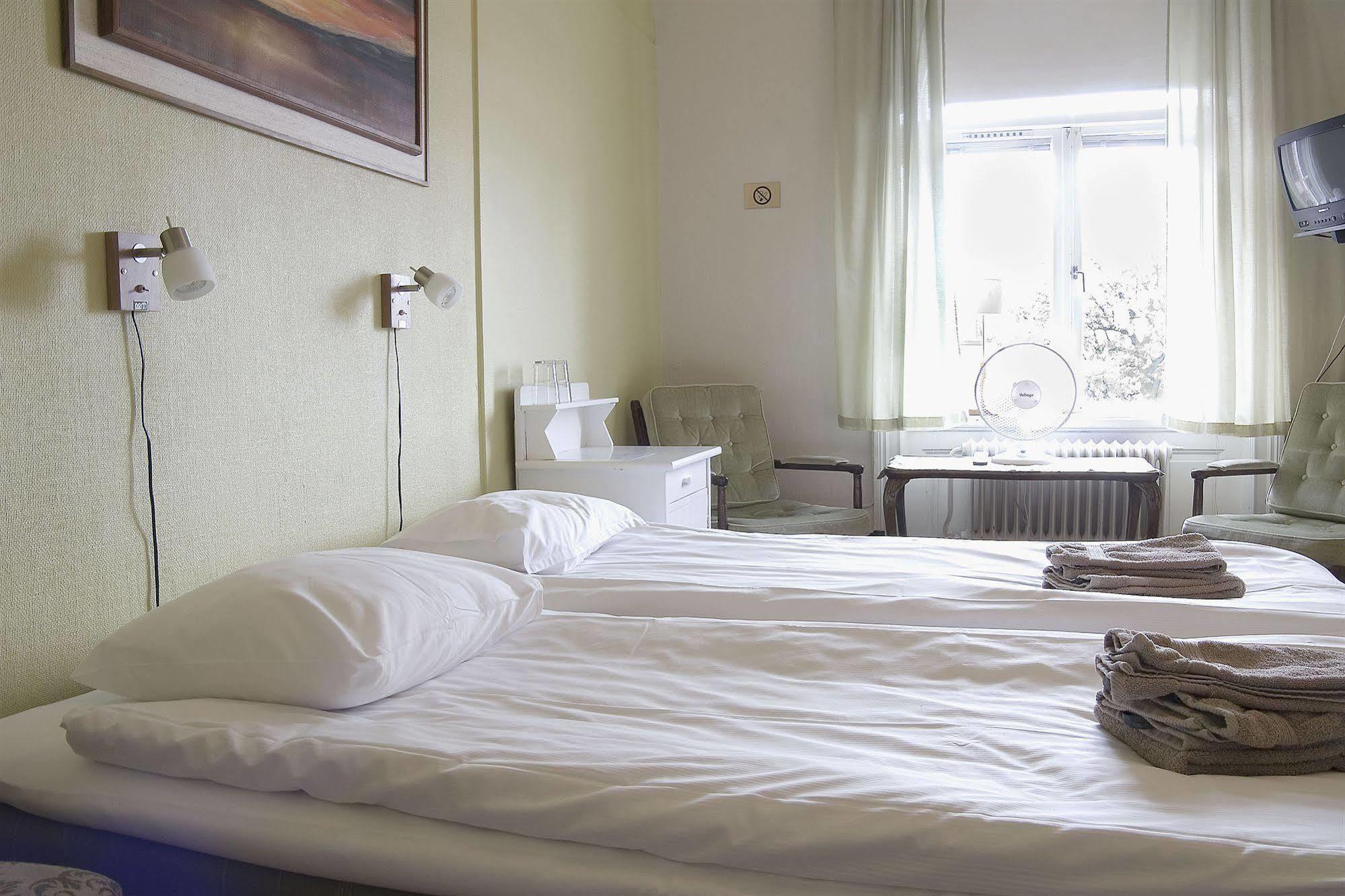 Jaernvaegshotellet Евле Экстерьер фото